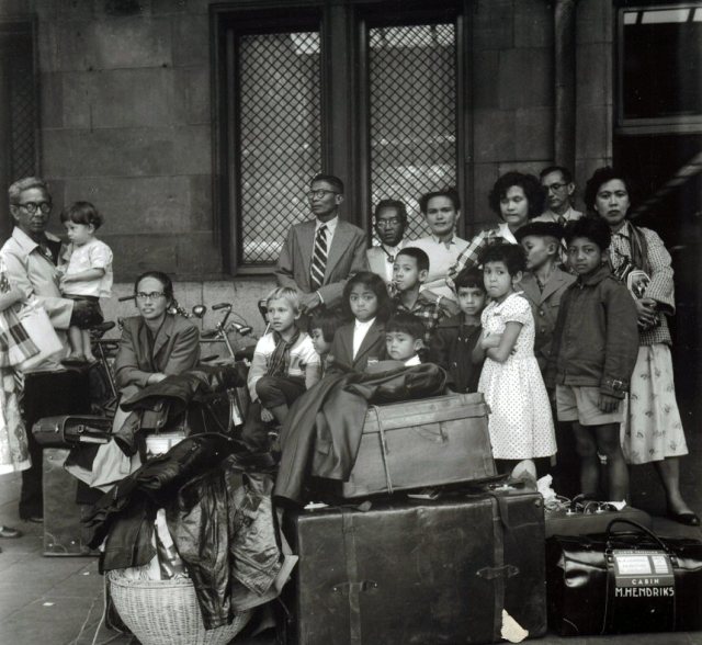 Aankomst Indonesische immigranten op Centraal Station, Amsterdam, ca. 1962 (foto: R.W. Wettstein)