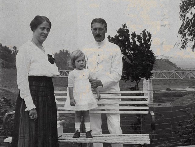 Jeanette met ouders, voor spoorbrug Temanggoen, oktober 1918.