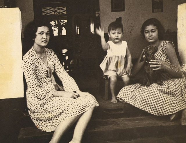 Drie kinderen Persijn. Midden Pucky, rechts Cornelie. ca. 1932