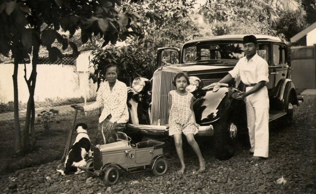 De jongste dochter Pucky, de auto en het personeel, augustus 1936