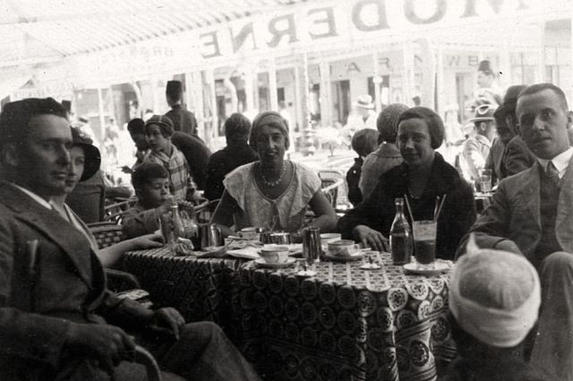 Café in Port Said. Rechts Winnie en Job Admiraal.