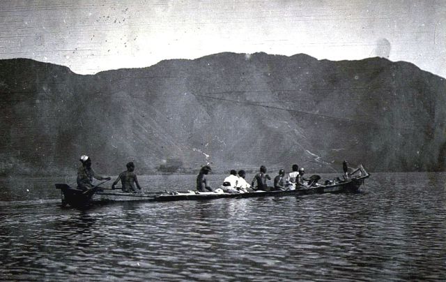 Prauw op Tobameer, Sumatra