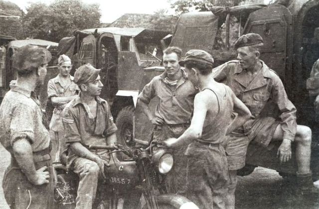 Militaire kolonne tijdens Eerste Politionele Actie, 1947