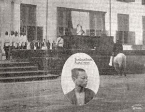 Executie van een doodstraf, door ophanging, voor het gemeentehuis in Batavia, 1896. De gehangene is de Chinees Tan Boen Tjiang, alias Impeh, veroordeeld voor de moord op de Chinese vrouw Njonja Assam.
