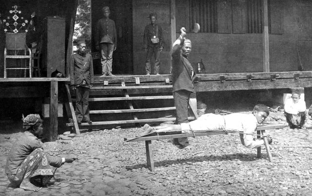 Lijfstraf gevangenis Lahat, Noord-Sumatra, ca. 1900