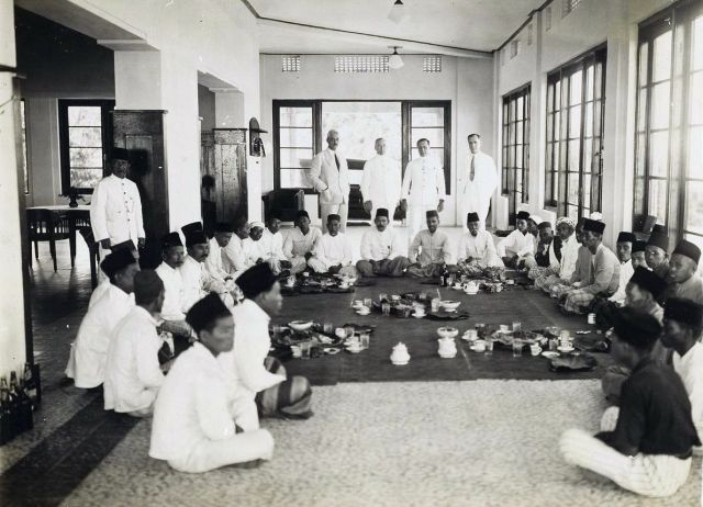 Menoembing: openingsfeest voor het personeel. Ca. 1929.