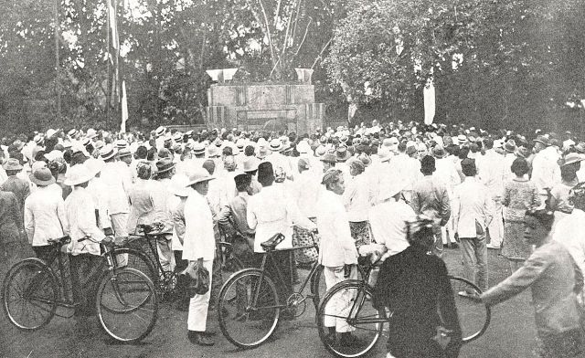 Bandoeng_monument SS_personeel_1926_publiek