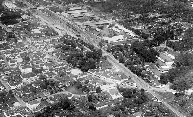 Station Bandoeng. Rechtsonder, met lichte gevel, het hoofdkantoor van de Staatsspoor en Tramwegen  