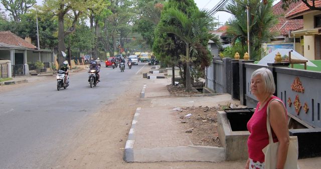 Els Groos in haar geboortestraat in Cimahi