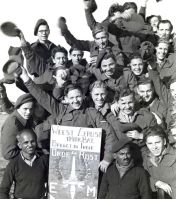 Nederlandse troepen, het Eerste Mitrailleur Bataljon, vertrekken welgemoed vanaf de Sumatrakade in Amsterdam per schip, de Nieuw Holland, naar Nederlands-Indië, 29 oktober 1946.