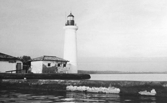 Vuurtoren op één van de Duizend Eilanden, N. van Batavia