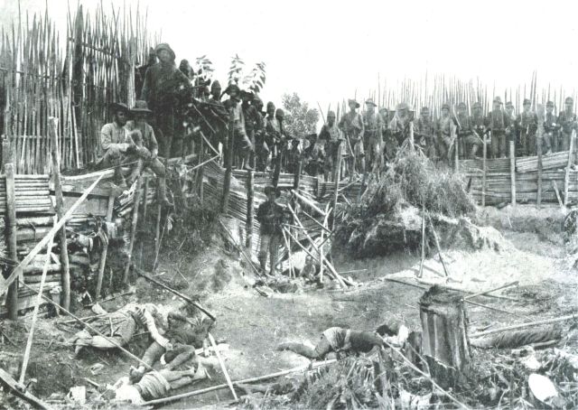 Een uitgemoord dorp. Van Daalen linksboven?