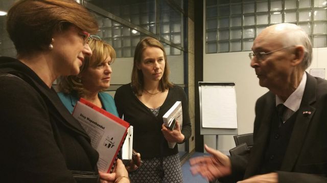 Herman Bussemaker in gesprek met leden van de Tweede Kamer