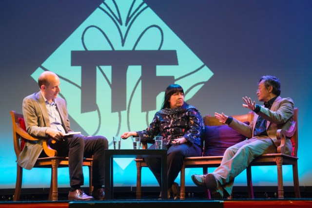 Eickhoff, Chudori en Aboeprijadi Santoso tijdens de Tong Tong Fair 2015