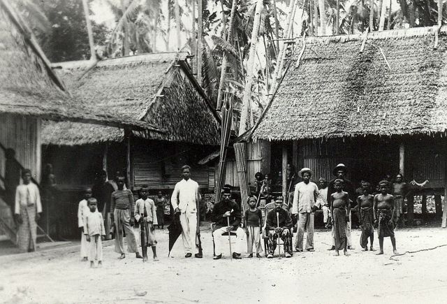Dorpsbevolking Kei-Eilanden, Zuidelijke Molukken.