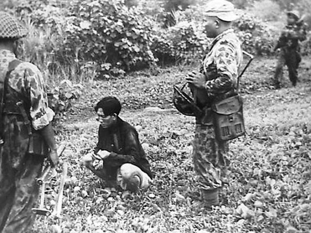 Gevangene nabij Perbaoengan (SOK), ten tijde van 1e Politionele Actie, juli 1947.