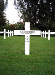Adrianus Hendrikus Starreveld, overleed, 19 jaar oud, op 6 maart 1942 bij de Tjiater-stelling boven Bandoeng.