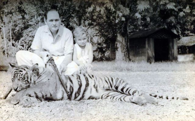 E.G.A. Lapré en zijn zoontje Freddy bij geschoten tijger