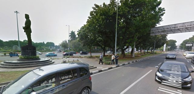 Jalan Medan Merdeka Selatan, in noord-oostelijke richting, met standbeeld Thamrin