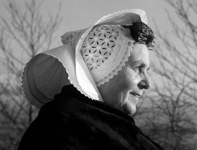 Vrouw uit Arnemuiden, the Netherlands, ca. 1950-1960 (foto: Cas Oorthuys)