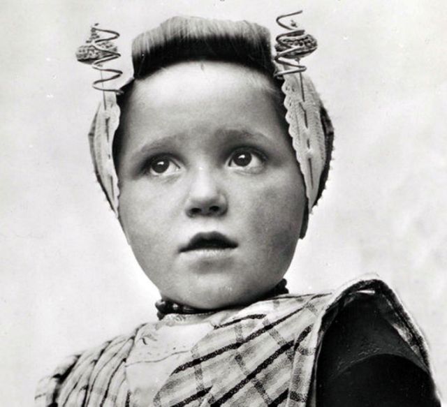 Meisje uit Arnemuiden, the Netherlands, ca. 1920