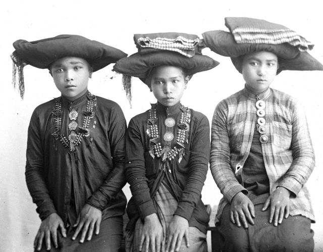 Drie Karo-meisjes (foto: Schmid)