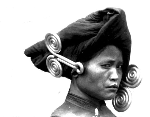 Karo-vrouw met oorijzers (fotograaf onbekend)