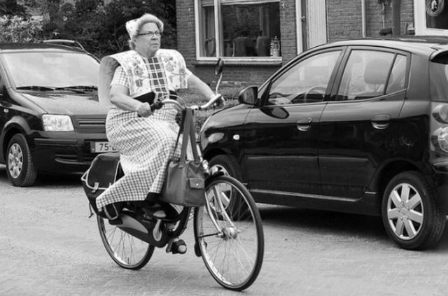 Straatbeeld in Spakenburg, the Netherlands (foto: Ben Eekhof)