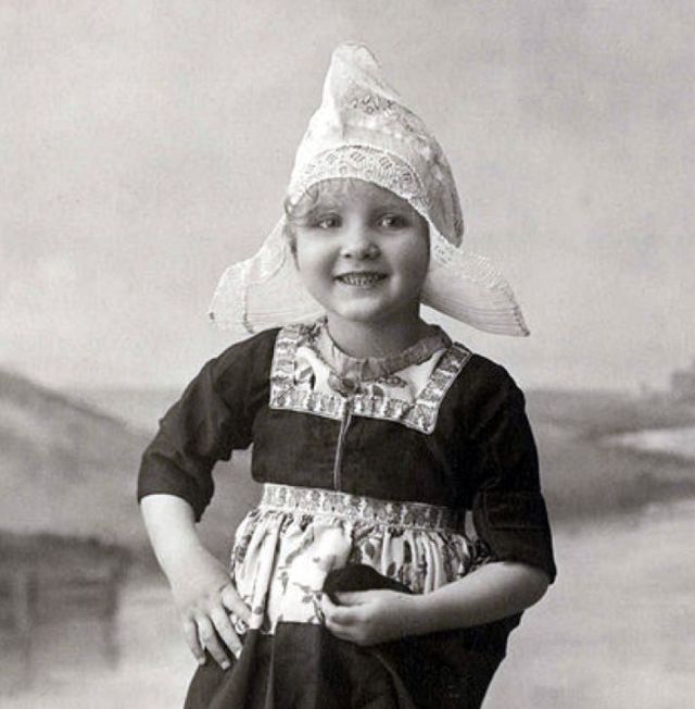 Meisje uit Volendam, the Netherlands, 1920-1930