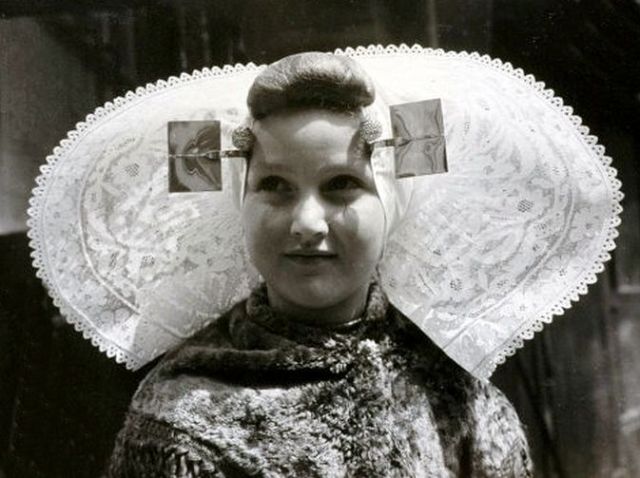 Meisje uit Yerseke, the Netherlands, 1962. (fotograaf onbekend)