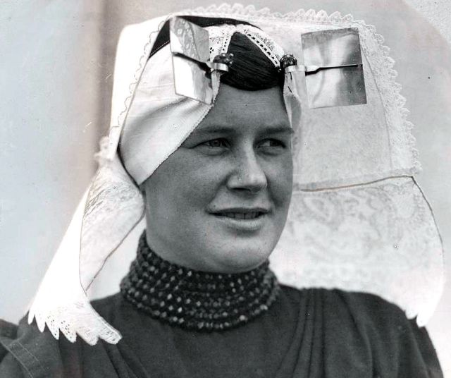 Jonge vrouw uit Zeeland, the Netherlands, ca. 1925 (fotograaf onbekend)