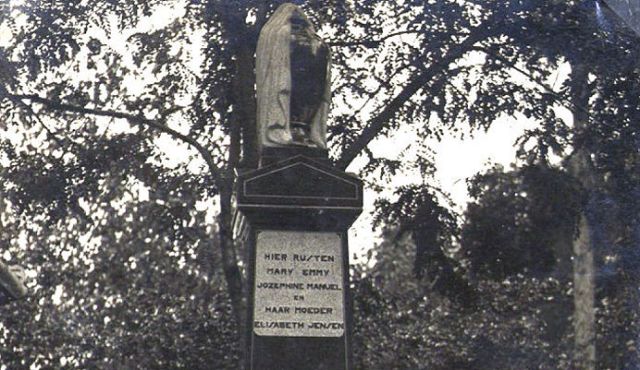 Het graf van Mary Emmy Jozephine Manuel en haar moeder Elisabeth Jensen