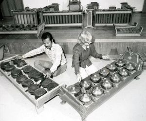Links een deel van de Gamelan Digul