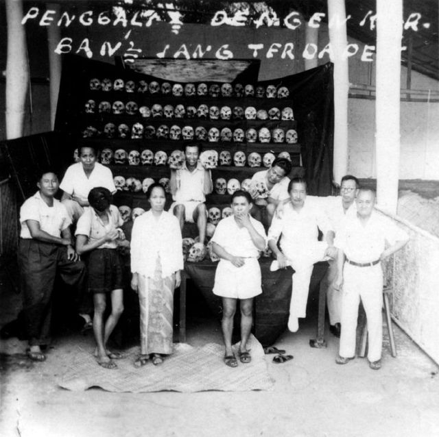 "Penggali2 dengen korban2 jang terdapet"