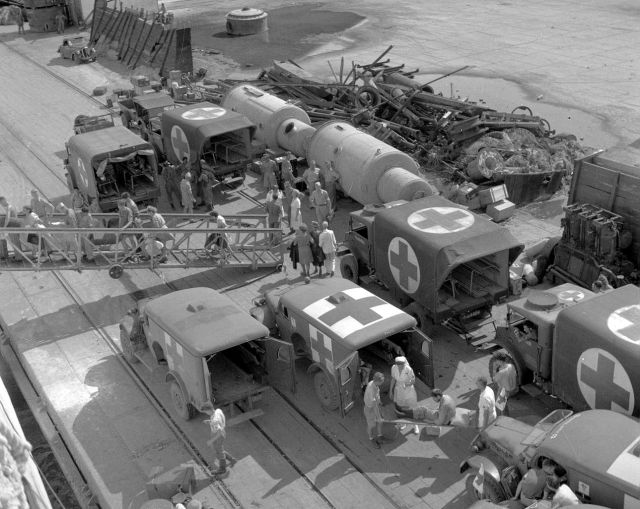 Ambulances op de kade (Willem van de Poll/NA)