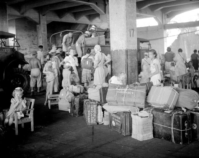 Registratie in een goederenloods Tandjoeng Priok (Willem van de Poll/NA)