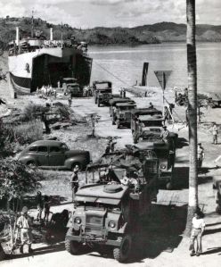 Het zware materieel verlaat de L.S.T. om haar tocht naar Lombok te beginnen (bezetting Lombok Maart 1946)