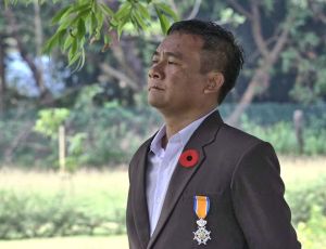 Thet Mon is verantwoordelijk voor het onderhoud en de verzorging van Thanbyuzayat War Cemetery. Foto Melle Garschagen.