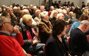 Een aandachtig luisterend publiek