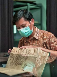 Een medewerker van het archief