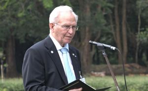 Will van de Corput draagt voor bij de begraafplaats van zijn vader. Foto Melle Garschagen.