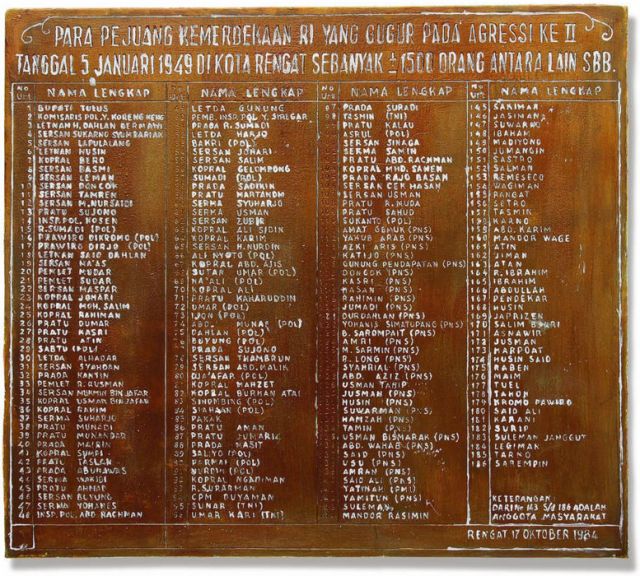 Rengat: plaquette met namen slachtoffers