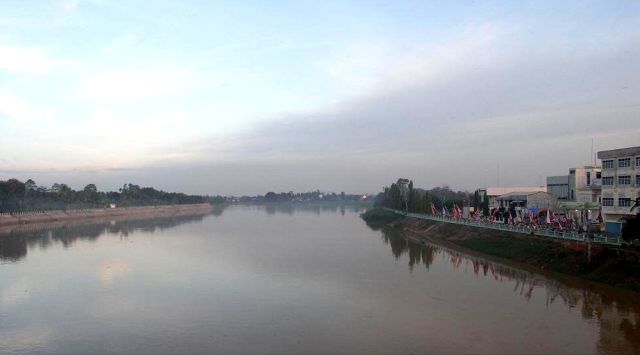 De rivier in Rengat, 2016