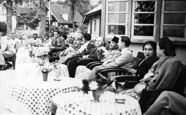 G.O.C. members with President Sukarno and Vice President Hatta relax at Sarangan, East Java, July 1948