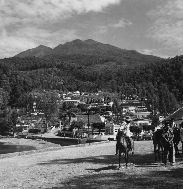 Gezicht op Sarangan, 1971 (foto: Boy Lawson)