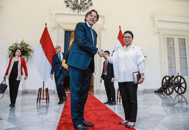 Minister Koenders (Buitenlandse Zaken) met zijn ambtgenoot Marsudi (foto Achmad Ibrahim/AP)