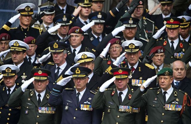 Militair saluut tijdens toekenning MWO aan Gijs Tuinman, 2014