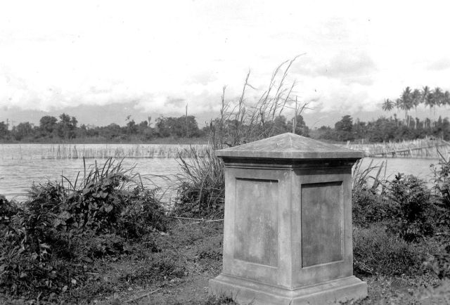 Gedenkteken voor Reinder Fennema (1849-1897) bij Tenteno aan het Possomeer, 1937.