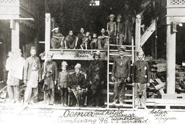 Groepsportret met Teuku Umar (zittend) in Lam Pisang, 1896