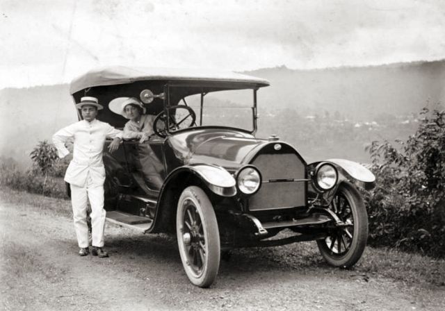 Echtpaar met auto in Nederlandsch-Indië, ca. 1915